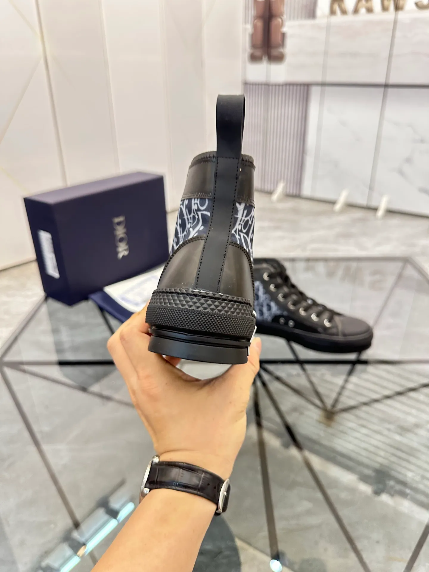 Selling men's shoes 💰: 💰P440¥ Product trademark: Dio* "Dior*" high-top casual shoes Regular size: 36-45 (can be customized to 46) Couple style B23 Product materials: Upper imported original fabric, breathable lining, original outsole. No.: 007